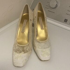 APOSTROPHE/Shoe Dazzle Cream Floral Lace Heels